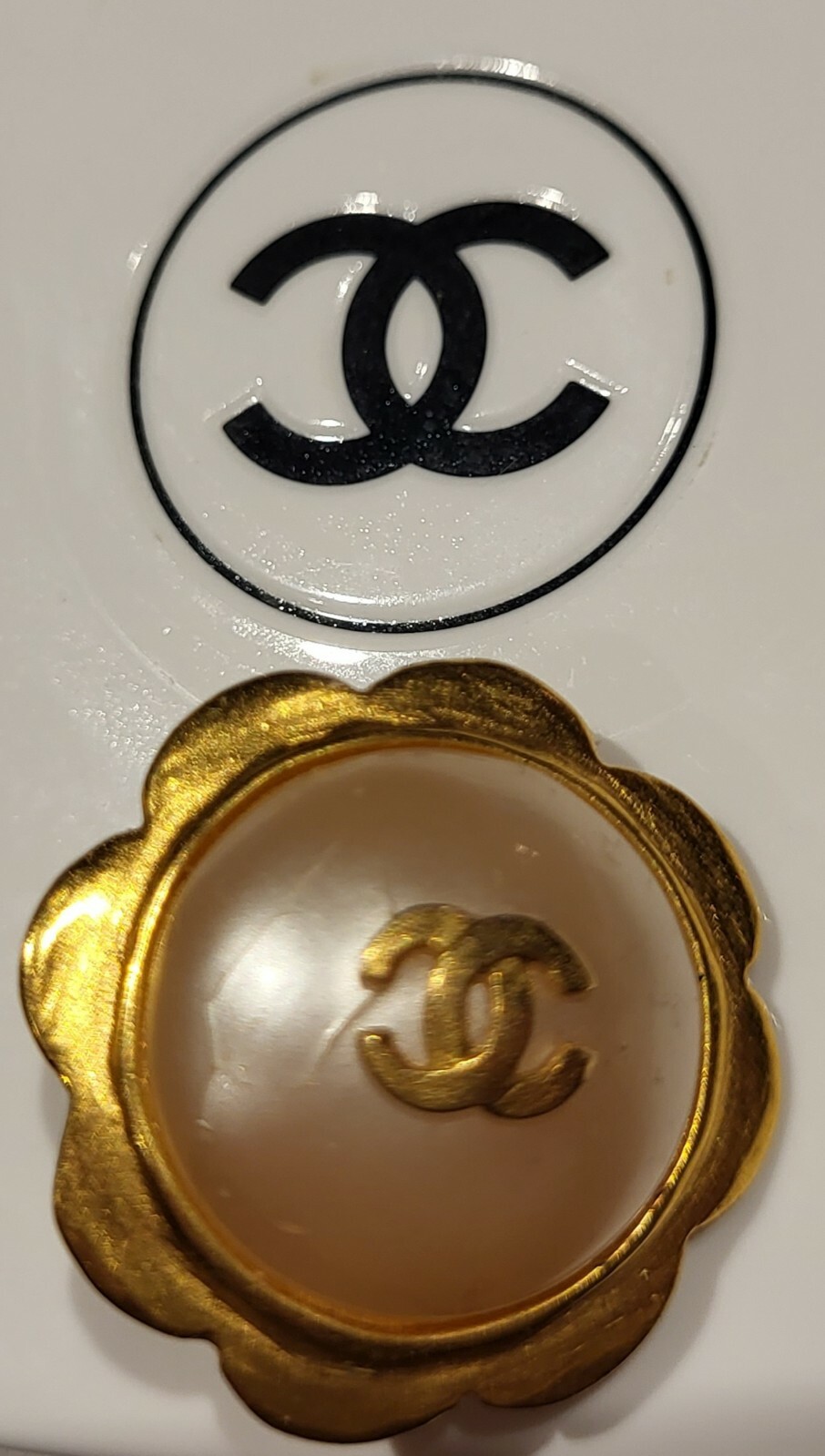 CLASSY AUTHENTIC CHANEL PEARL BUTTON CC LOGO VINT… - image 8