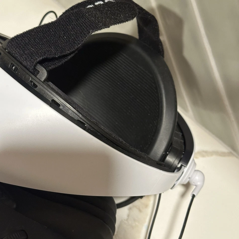 Psvr2 Headset And Controllers White - Image 3 of 3