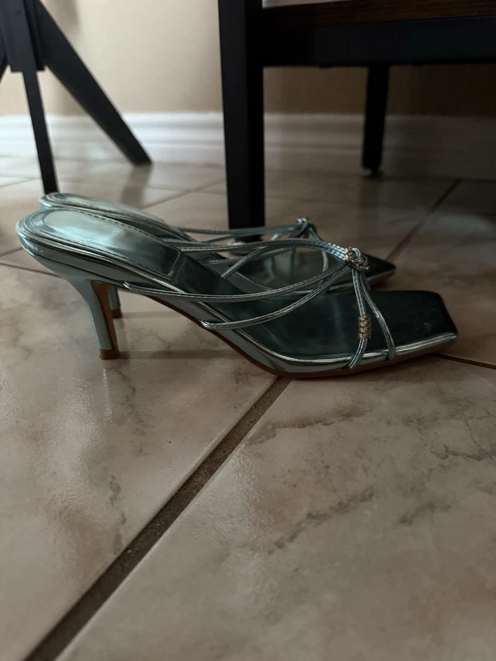 Salto gatinho azul metálico sem marca tamanho 6.5/7 ligeiramente usado salto de 2 polegadas - Imagem 3 de 3