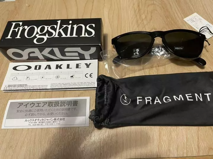 OAKLEY x FRAGMENT FROGSKINS XS Frame Polished Black Lens Dark Grey