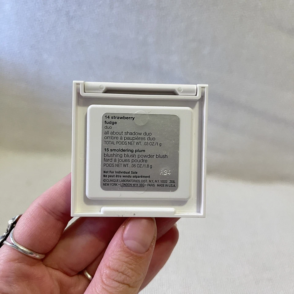 Clinique Colour Eye Shadow Duo 14 Strawberry Fudge 15 Smoldering Plum Blush - Image 2 of 3