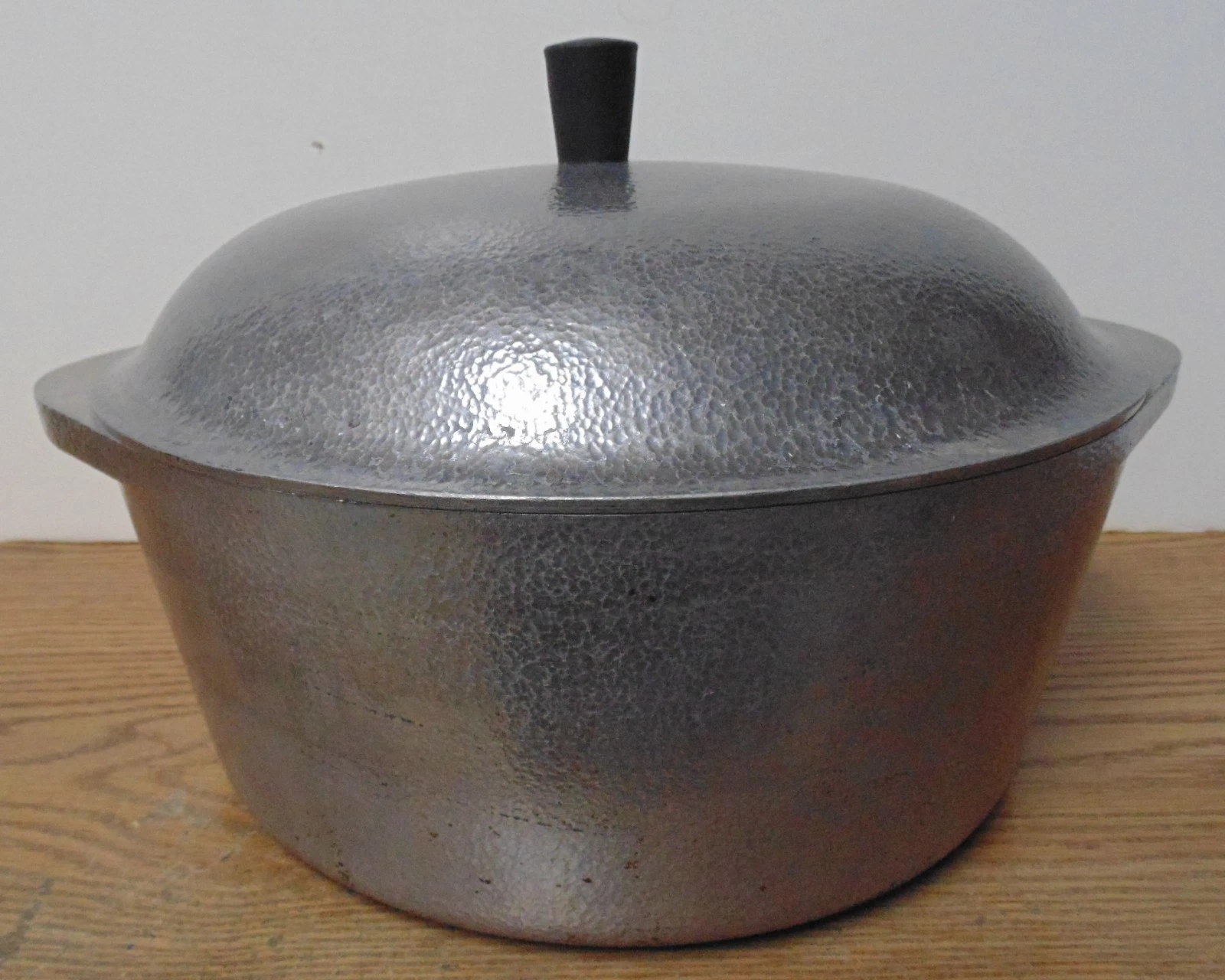 Early Club Hammered Aluminum Dutch Oven. 4 1/2 Qt. Vintage Made To Last