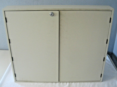 Locking Wall Mount Key Cabinet 128 Key Capacity with Key