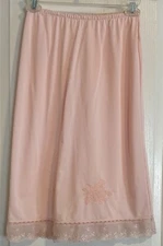 VINTAGE KAYSER PINK HALF SLIP EMBROIDERED SCALLOPED HEM WOMEN SZ S USA