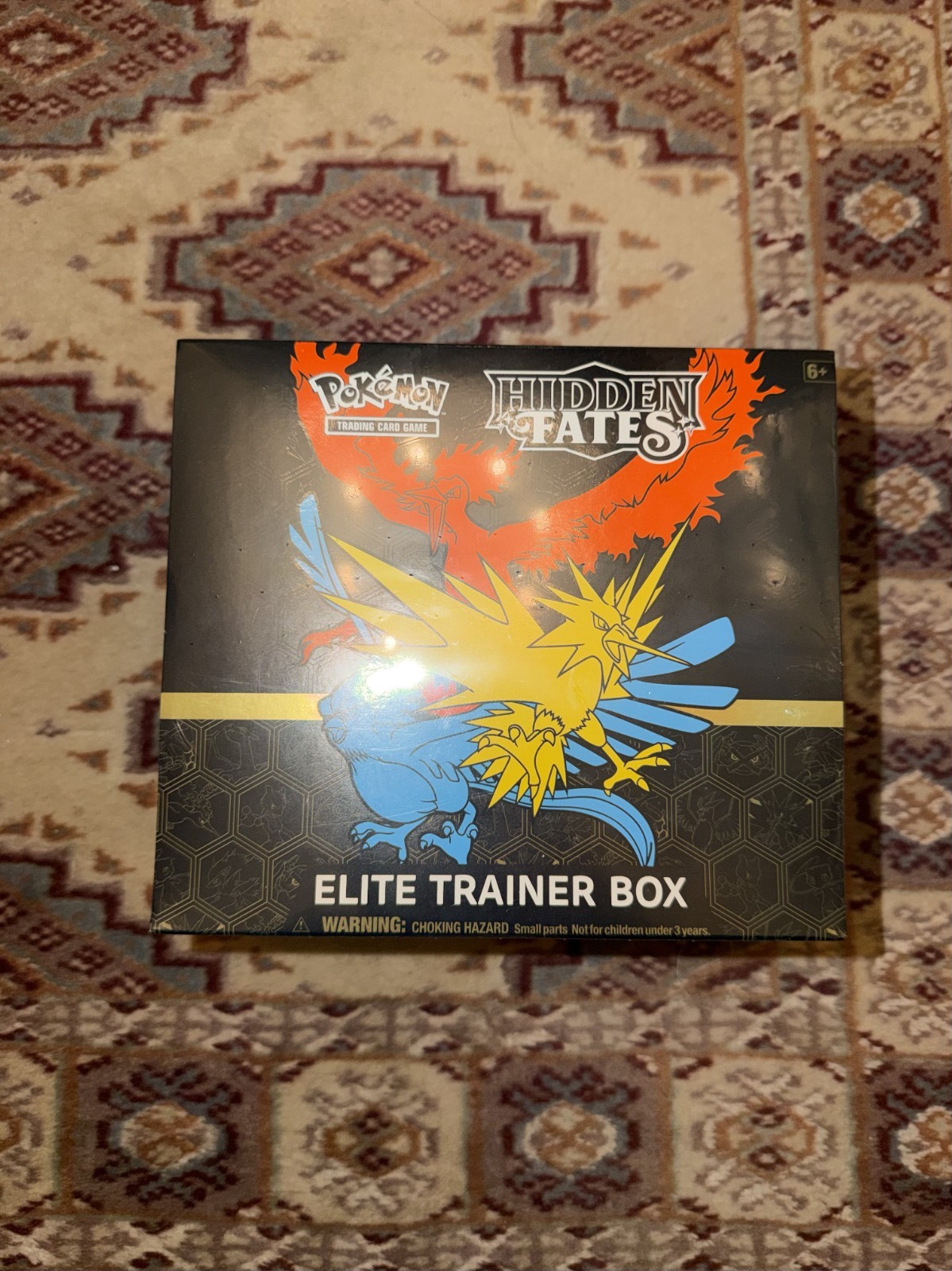 Pokémon TCG Hidden Fates Elite Trainer Box 2019 English - Sealed Very small rip