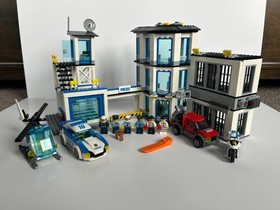 Lego set 60141 Police Station &ndash; 887 Pieces &ndash; 6 Minifigs - City