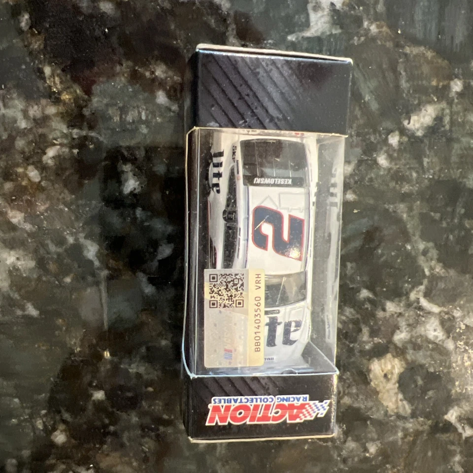 Brad Keselowski 2014 #2 Miller Lite branco PENSKE Ford Fusion 1/64 - Imagem 3 de 4