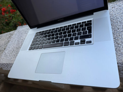 Macbook Pro 17 Early 2009 - 2.66GHz Intel Core 2 Duo - 8GB - 500GB SSD - Picture 6 of 9