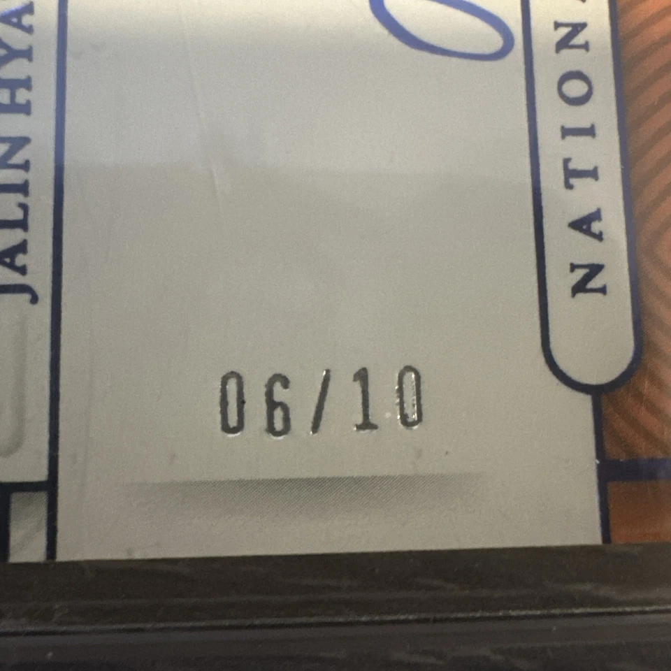 2023 NATIONAL TREASURES COLLEGE SILHOUETTES SIGNATURES JALIN HYATT SEALED /10 - Image 3 of 3