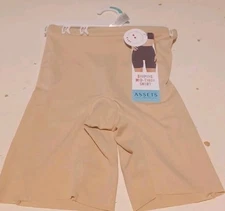 Assets by SPANX "Shaping Mid-Thigh Short" BEIGE Size: SMALL #10227R $28