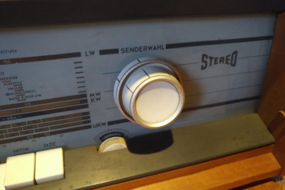 TELEFUNKEN 'Concertino 2380 Stereo' mit 2x Tonsäulen 2302 - Bild 4 von 4