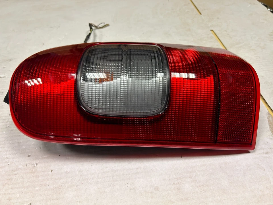 Luz trasera izquierda lado del conductor Pontiac Montana 1999-2005 Foto 2 de 4