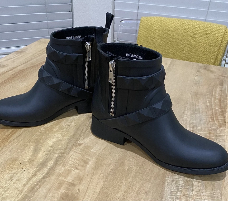 Bota de lluvia al tobillo Rebecca Minkoff Quincy de goma negra para moto 9M Foto 4 de 4