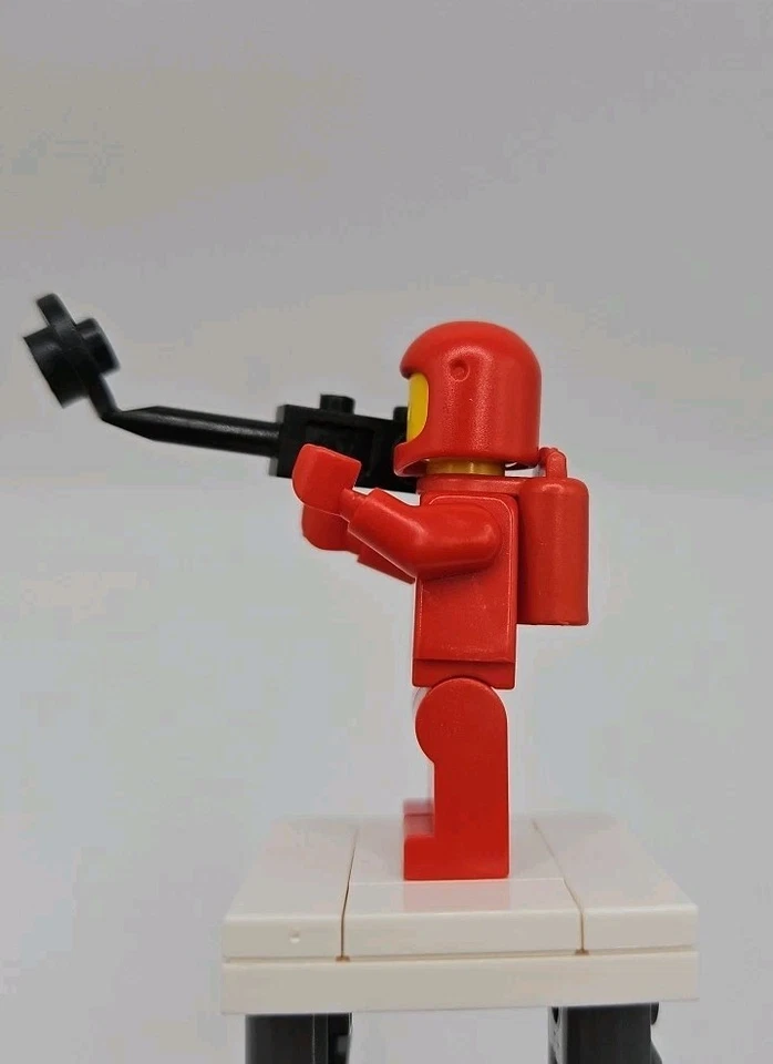Lego Classic Space Red minifigure with tanks sp005 vintage Gold Small Ribs mf33 - Image 2 of 4