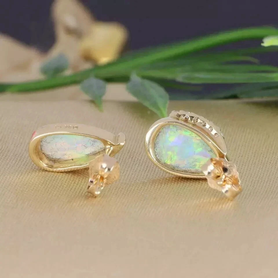 Aretes para mujer con diamantes de ópalo de fuego talla pera de 2,40 quilates acabado en oro amarillo de 14 quilates Foto 3 de 4