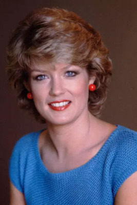 Talk Show Host Mary Hart inside Newsroom of new entertainment show -4x6 Photo 