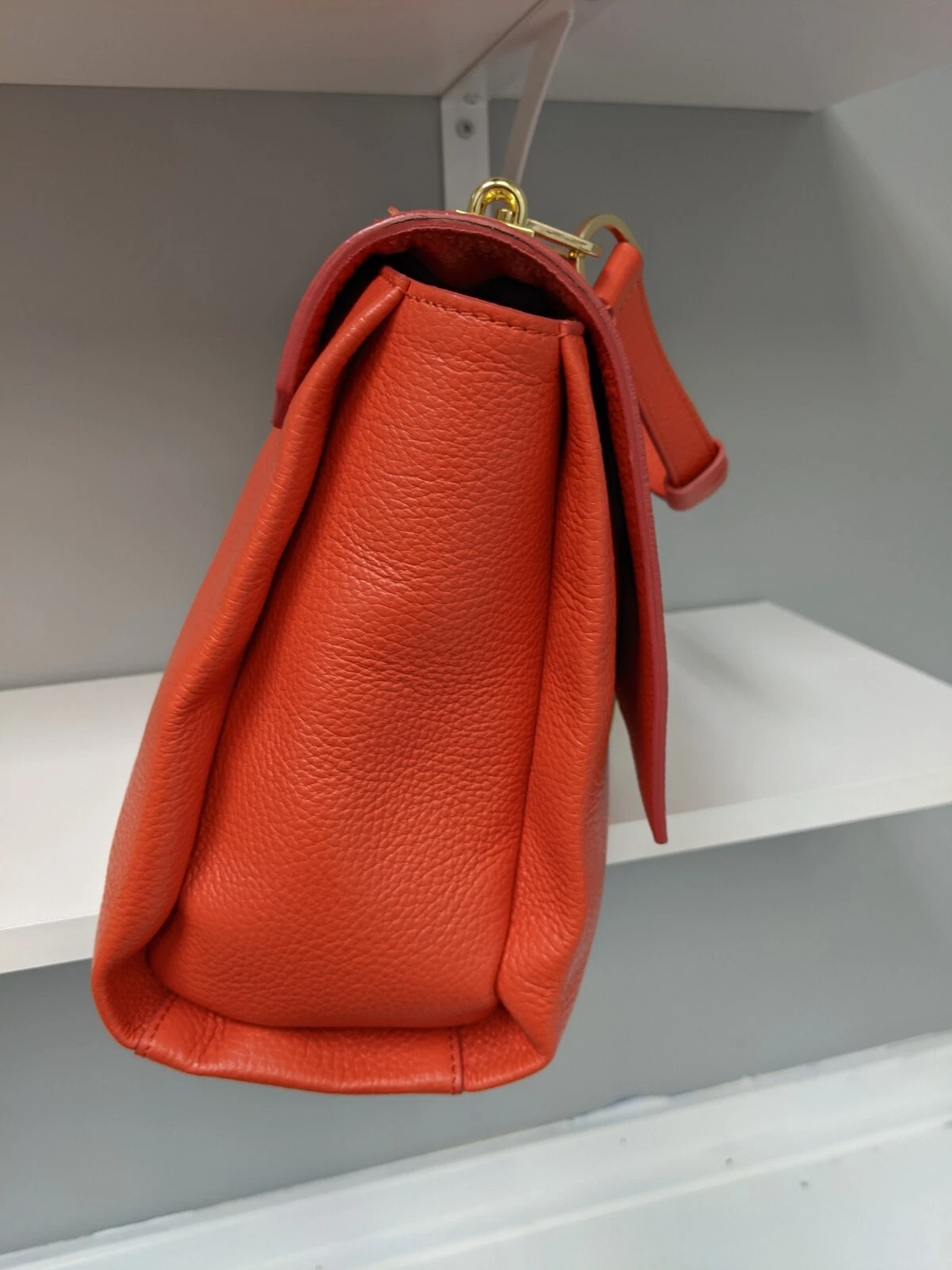 Borsa a tracolla Versace di design $ 850 + tasse pelle corallo ciottoli