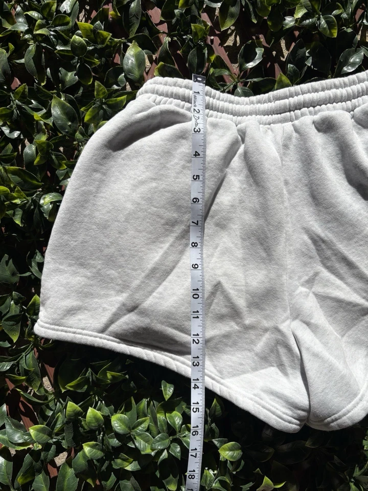 Pantalones cortos deportivos White Fox Boutique Offstage Lounge en gris jaspeado talla mediana Foto 4 de 4