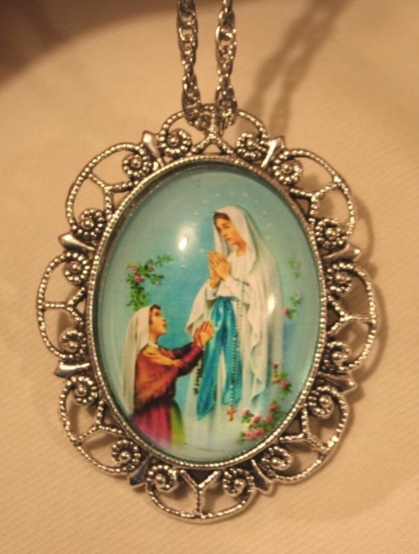 Scallop Rim Silvertone Our Lady of Lourdes Grotto Glass Cameo Necklace Brooch