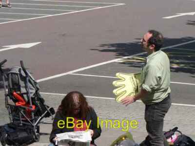 Foto 6x4 Getting ready to give \u00e2\u0080\u0099em a big hand Greenwich c2007
