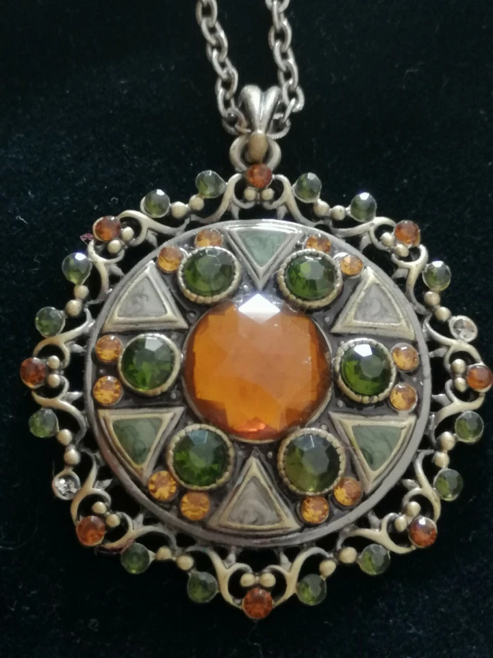 Antica collana  da donna con pendente  d forma circolare  scozzese con pietre - Immagine 2 di 4