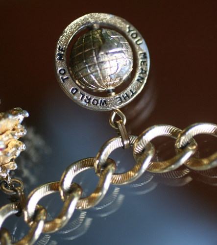 Vintage:* MONET *: MULTI CHARM DANGLE BRACELET W/SAFETY CHAIN GOLD TONE EX COND - Picture 7 of 10