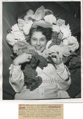 Frau mit toller Blume Blumenhut Vintage Foto