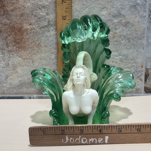 Escultura de resina de sirena soltera sirena desnuda salpicadura de agua verde nueva en caja - Imagen 7 de 15