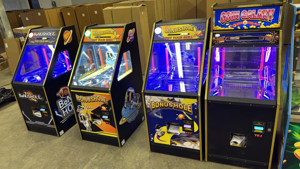 Máquina empujadora de cuartos de moneda con cambiador de monedas de billetes y agujero de bonificación Foto 3 de 4