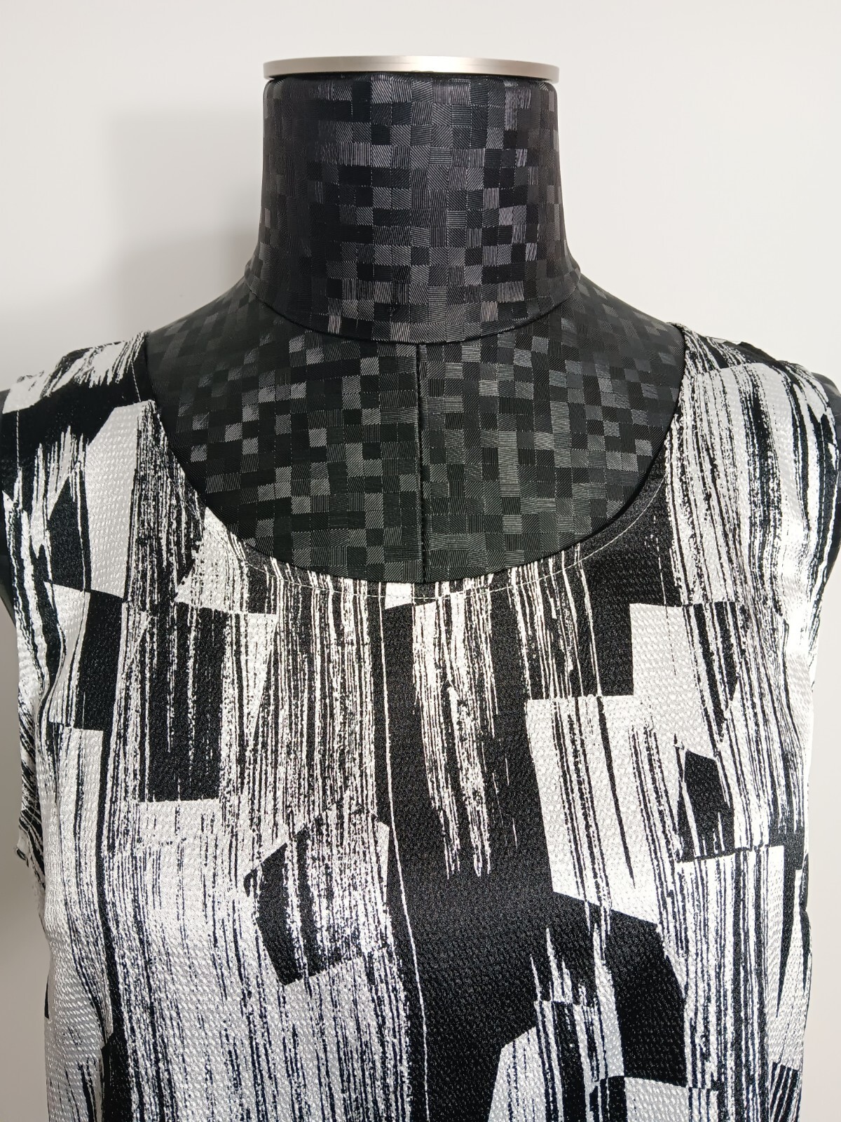 Rafael Size Medium Black & White Abstract Print T… - image 4