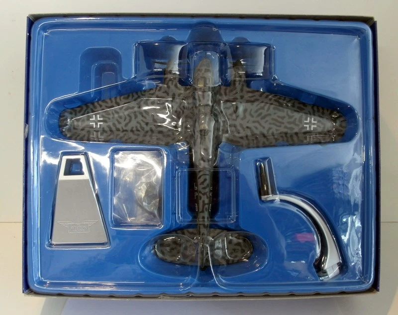 Corgi 1/72 Scale diecast AA33703 Heinkel HE111 P-2 Kampfgeschwader 55 1940 - Image 2 of 3