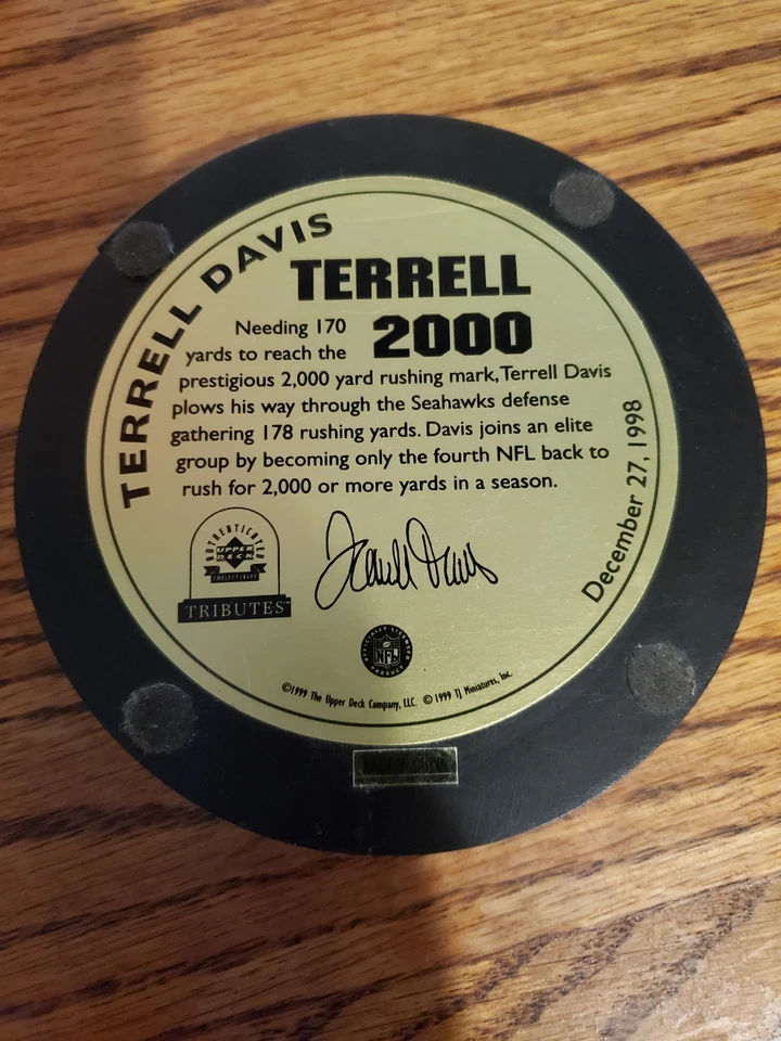 Tributos de cubierta superior coleccionables con el miembro del Salón de la Fama de la NFL Terrell Davis Foto 4 de 4