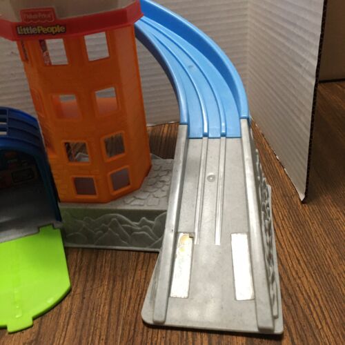 Fisher Price Little People Wheelies Airport +Airplane-Luggage Carrier-Helicopter - Picture 7 of 19