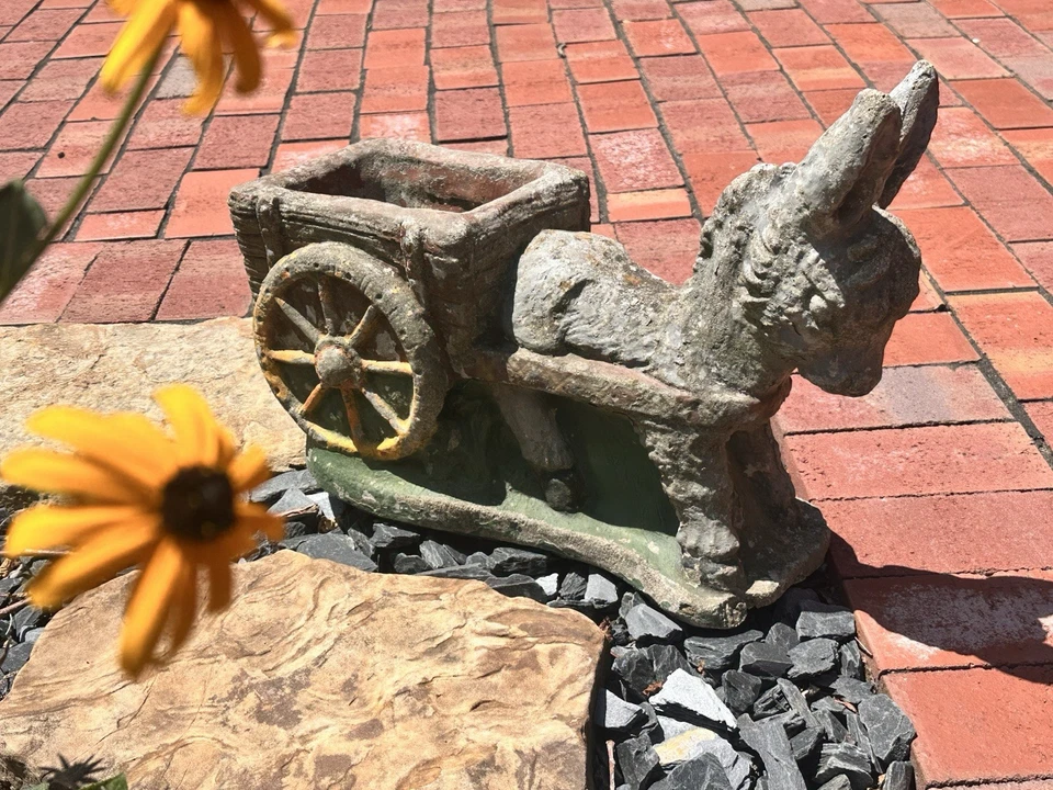 Burro de concreto e carrinho plantador de jardim ao ar livre vintage 15" longo pintado MCM - Imagem 2 de 4