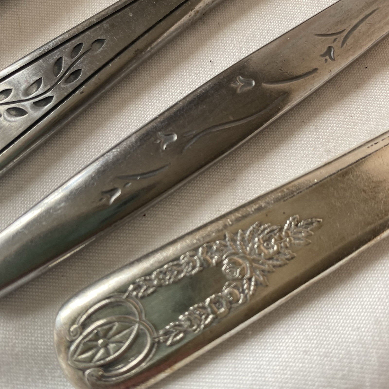 Mixed Lot 10 VTG Stainless Dinner Knives Floral MCM Mismatched Japan READ
