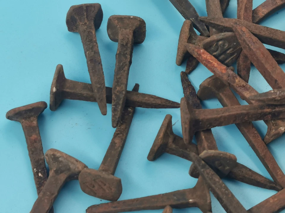 ANCIENS CLOUS  FER FORGE NUMEROTES  SNCF TRAVERSES RAILS 53 Pièces - Photo 3/4