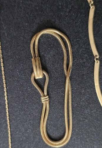 Vtg Lot Of 9 Avon Jewelry Pcs: Necklaces Bracelets/Bangle. Gold Tone, Chains Etc - Picture 6 of 14