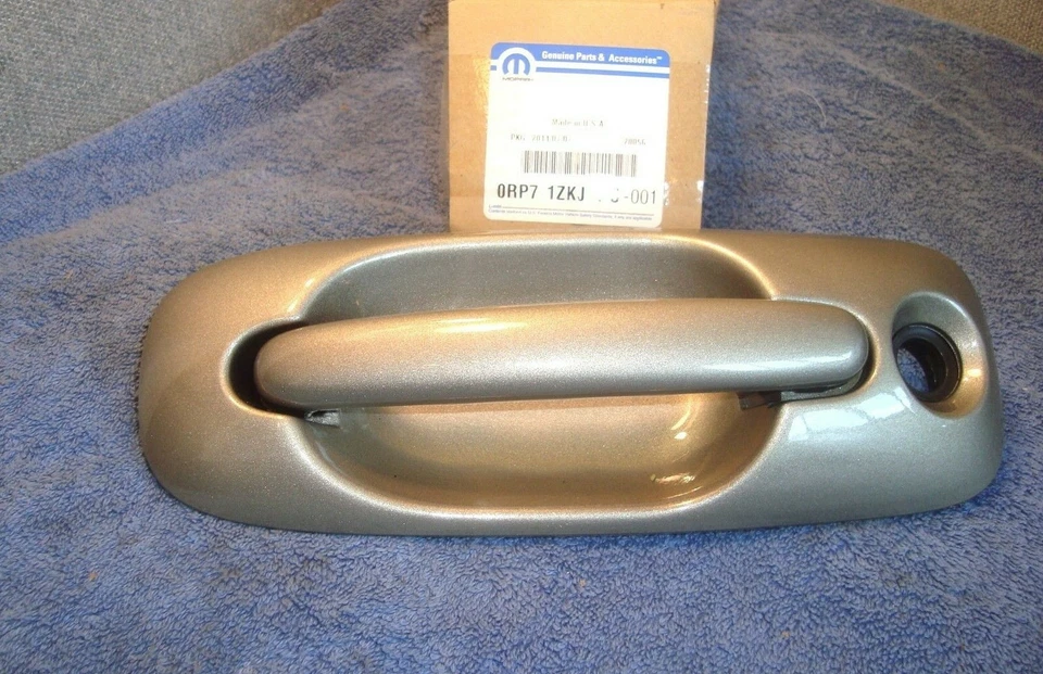 Manija de puerta para Grand Caravan Town & Country exterior izquierda Mopar OEM RP71ZKJAC F6 Foto 2 de 4