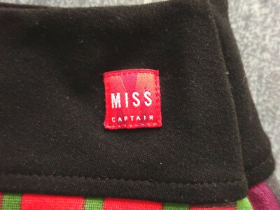 Jupe Courte évasée Miss Captain - Taille M (FR38) - Imprimé Multicolore Sur Noir - Fabriquée En France - État Parfait