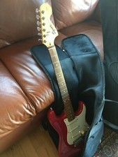 Kit avviamento chitarra elettrica Squier Strat rosso e bianco