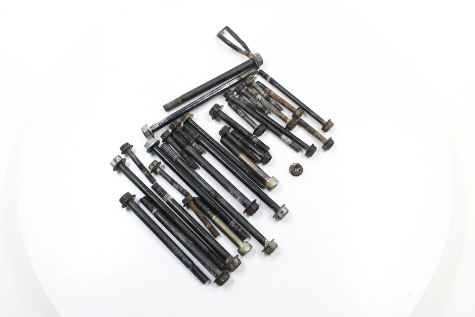 Suzuki GS700E 1985 OEM MOTOR CÁRTER JUEGO DE PERNOS Foto 4 de 4