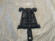 Vintage lata 50. żeliwna podstawka - płyta grzewcza - miotła z frędzlami zbożowymi i wzór serca