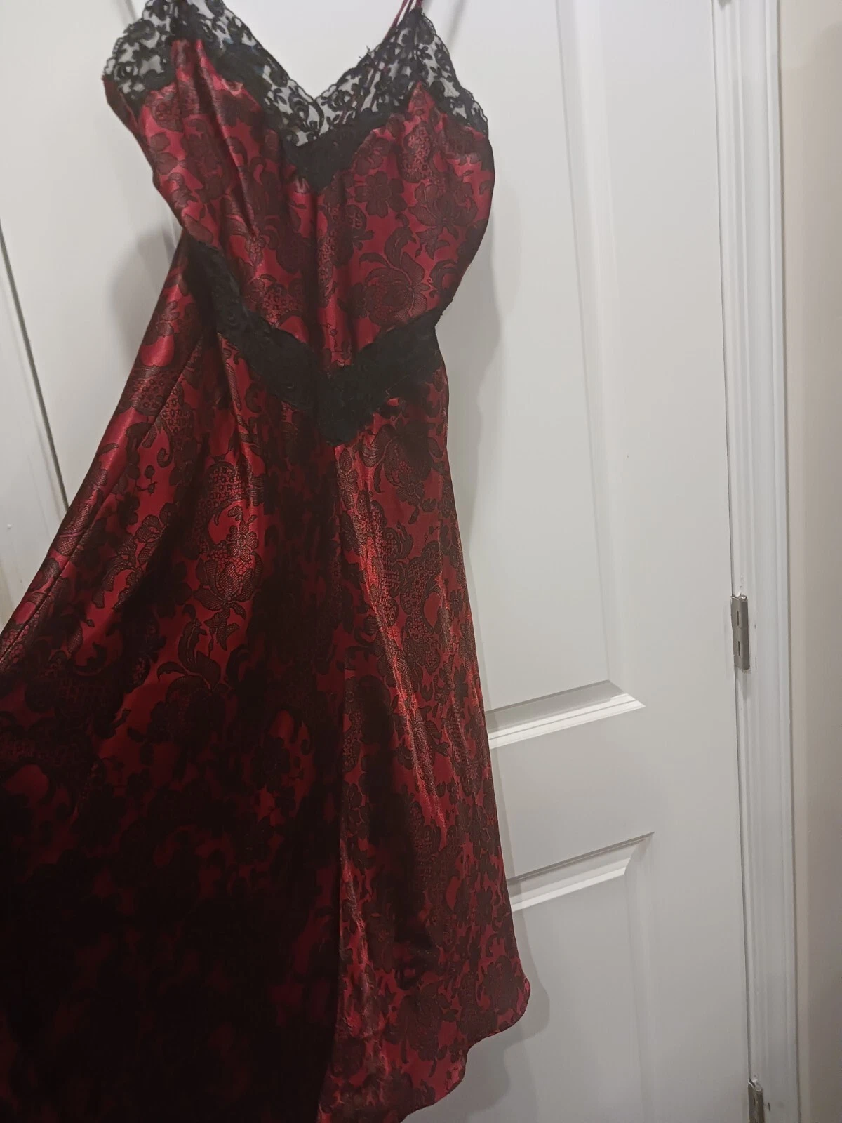 UNDERCOVER Abito piccolo Victoria Secret etichetta oro rosso e nero in pizzo