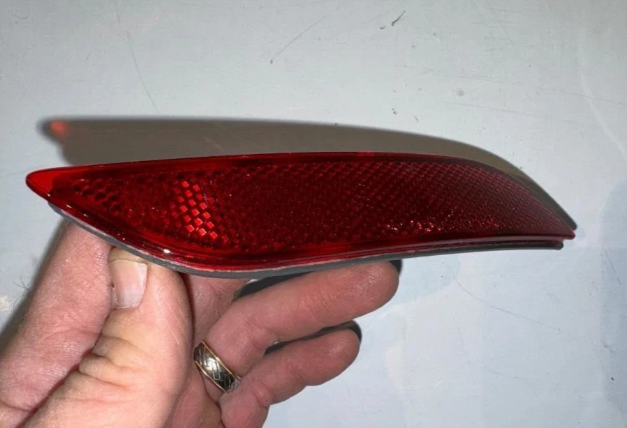 Reflector de parachoques trasero derecho Toyota Camry 2018-2023 P/N 20082922018 OEM pieza usada Foto 2 de 4