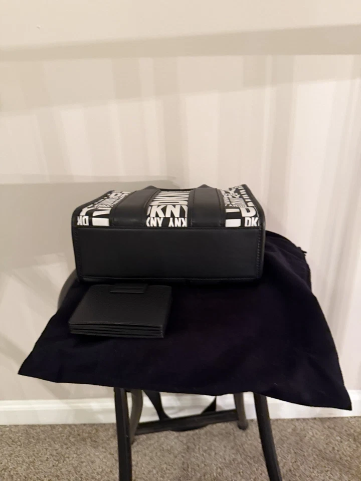 Bolso de Mano DKNY Blanco y Negro Pequeño Holly, Estuche para Tarjetas de Crédito y Bolsa para el Polvo $110.00 Foto 4 de 4