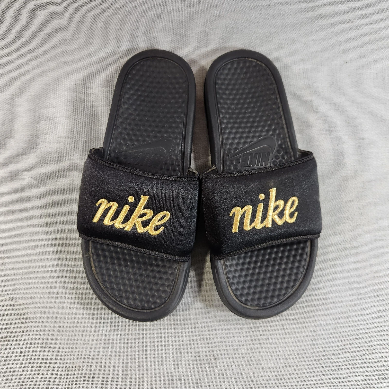 Sandali da donna Nike Benassi slip on taglia 8 nero e oro AV0718 004