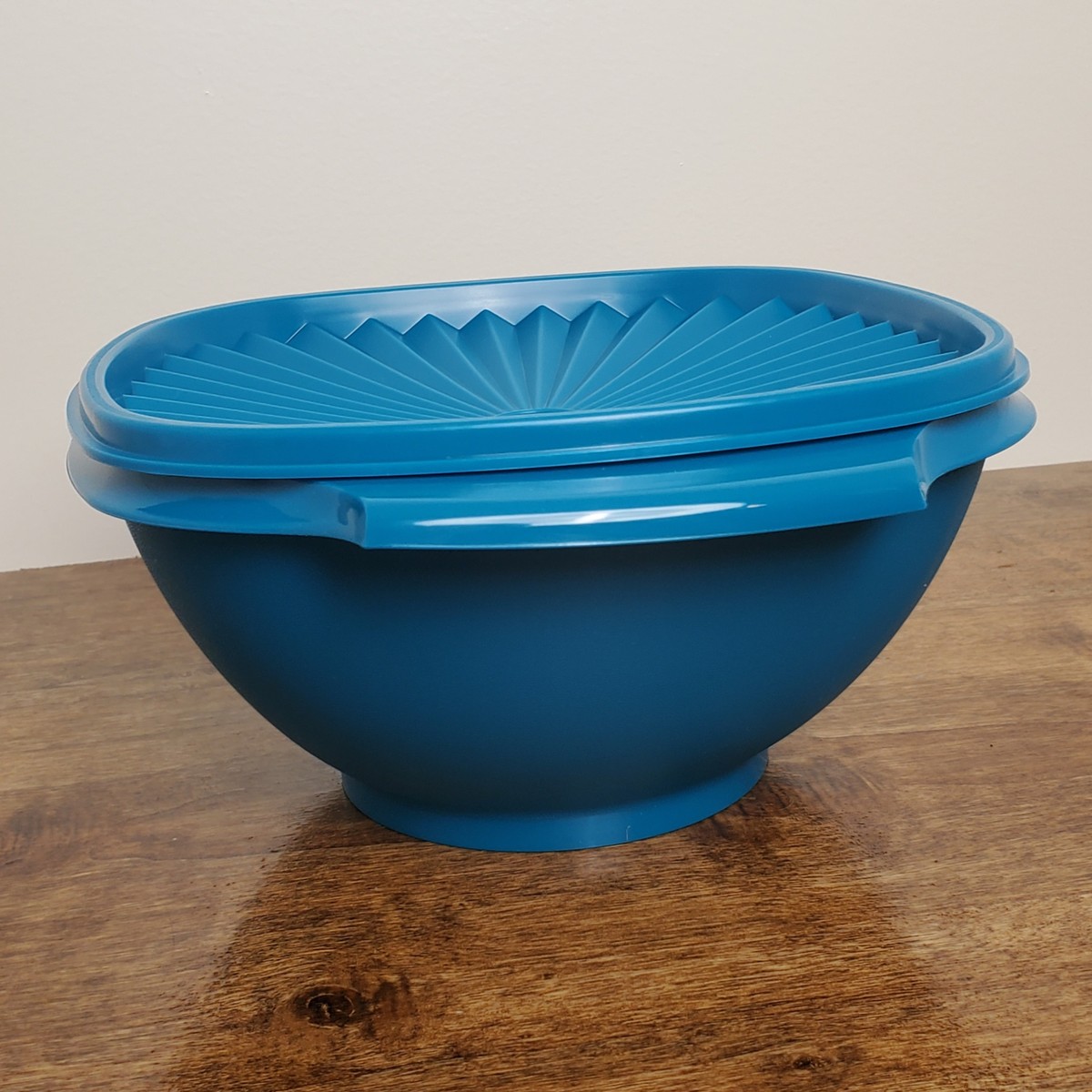 TUPPERWARE Servalier Bowl 8 c Peacock Blue with Lid Seal Tab