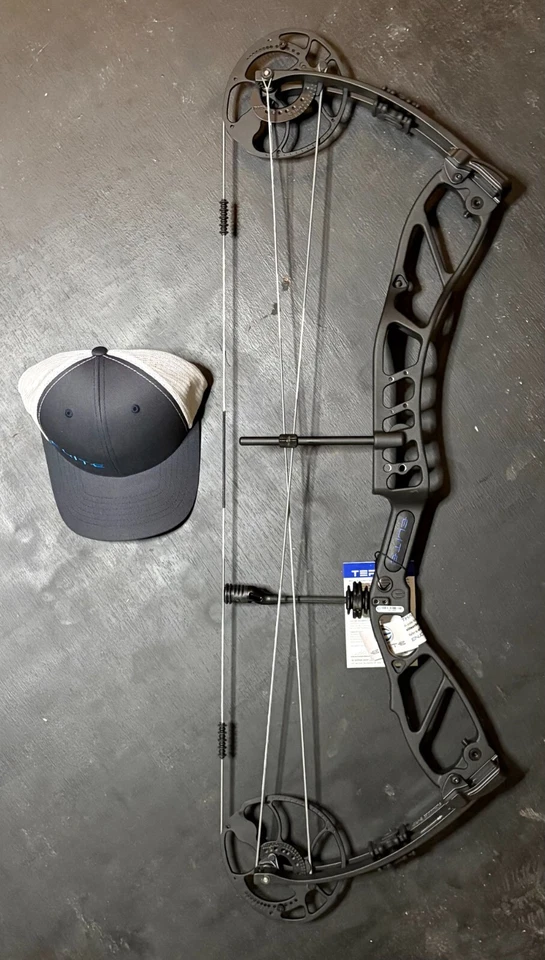 Elite Archery Terrain Compound Bow 70# Black Right Hand New - Image 2 of 3