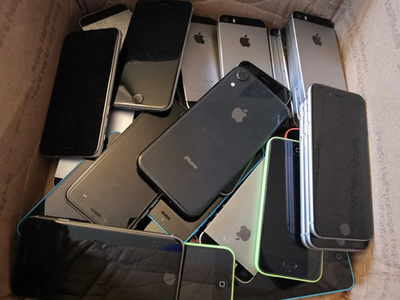 #ad Apple iPods iPhones Lot of 3 Mixed for Scrap Parts $24.99