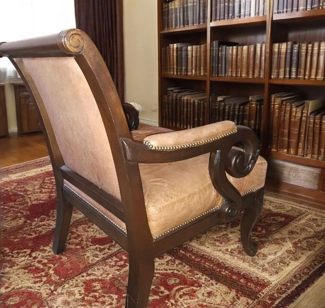 Georgian-style Henredon Accent Full Grain Leather Chair with a Matching Ottoman - Image 3 of 4